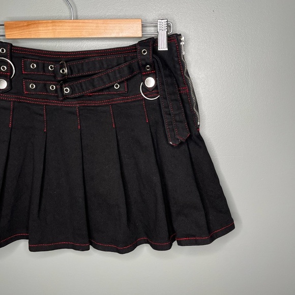 Hot Topic Black & Red Contrast Stitch Grommet Pleated Mini Skirt - Picture 5 of 7